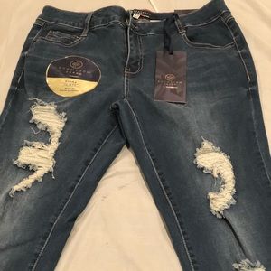 STRETCHY DISTRESSED JEANS